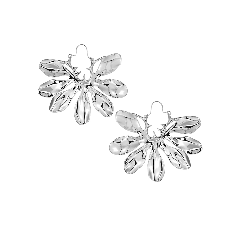 Seven Petals Connect With Thorn Earrings